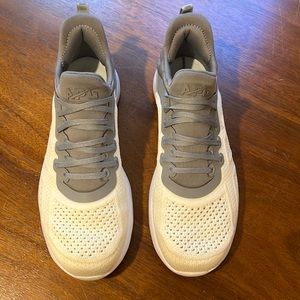 APL Techloom Tracer.  Size 7.5.